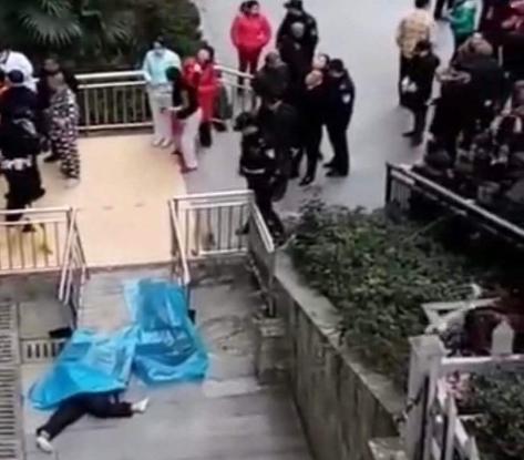 高三学生跳楼:如何看待重庆又一起跳楼砸中路人