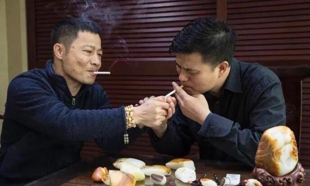 烟灰缸为什么不能倒水？:烟灰缸打一字 第8张