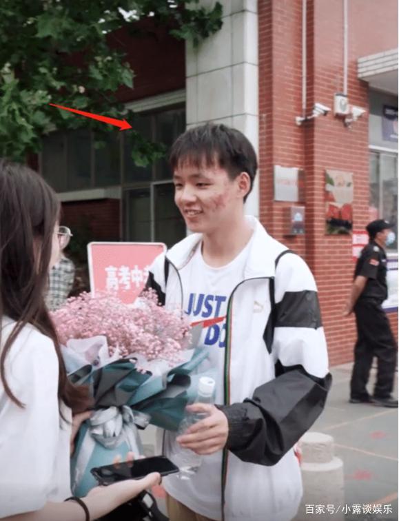 为什么大家都在刷高考最美送花女孩