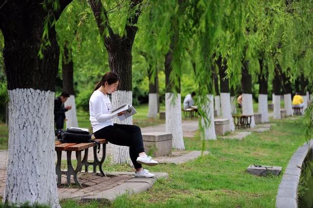 倪妮初中毕业照曝光:你班上最沉默寡言的同学后来都怎么样了