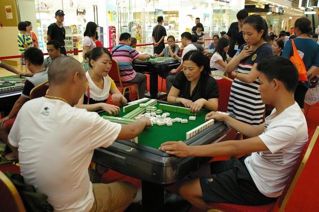 成都市的麻将馆里面天天打麻将的人他们的经济来源靠什么