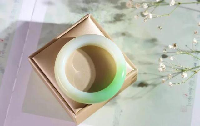 玉镯大小合适还是稍大一点好,手镯贴手好还是大一点好？