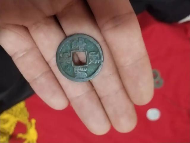 古滇国环纹货贝:这有几个不认识的古币。有没有懂得帮忙看下。谢谢