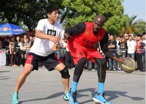刘惠璞年薪:CBA得分王李本森当初为何会混迹野球场捞金他的出场费有多少呢