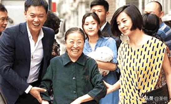 晚年丧偶夫妻,独留一人在世,应该跟着儿女过还是自己单过？为什么？