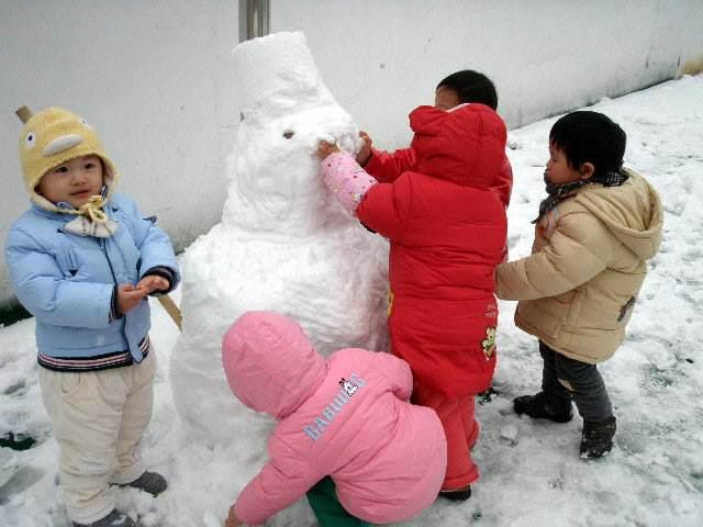 昨天下了大雪,老师带孩子堆雪人有错吗?家长有意见是为什么?