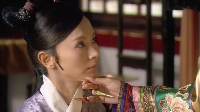 华妃找不到合适的人向皇上打探消息时，周宁海为何建议让颂芝过去？