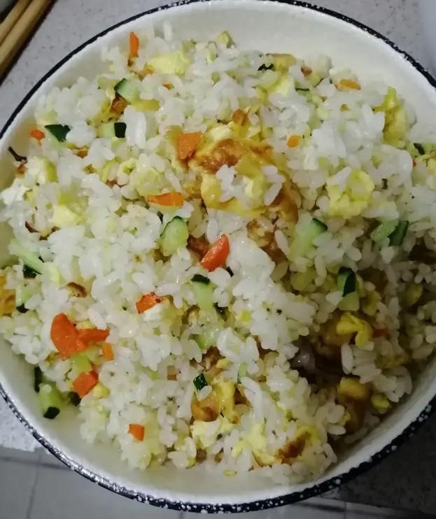 炒米饭好吃的8种做法，孩子喜欢蛋炒饭，有什么好方法能做的好吃并且油少