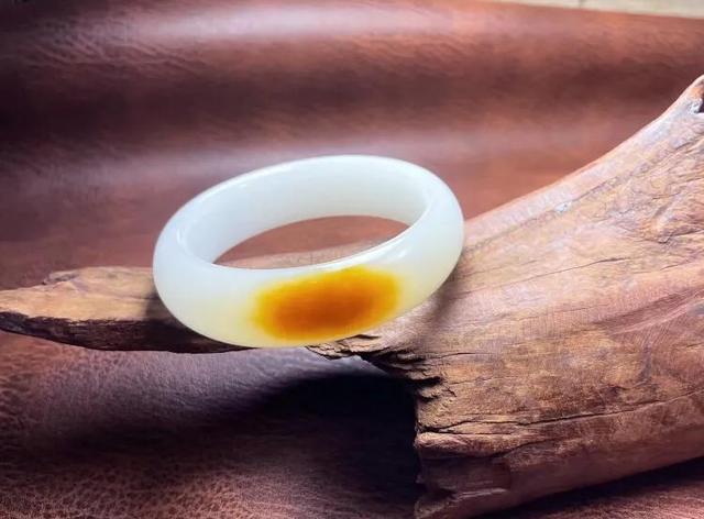 玉镯大小合适还是稍大一点好,手镯贴手好还是大一点好？