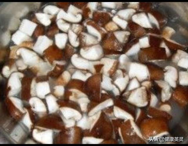 香菇怎么炒好吃又简单，香菇炒青莱怎样做青菜还是绿油油的