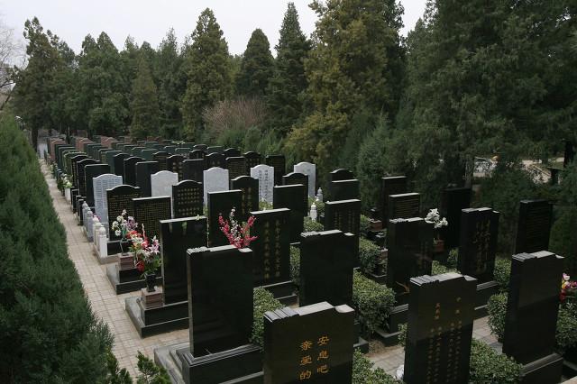 西塱骨灰楼灵异事件:人死了留骨灰干吗，不就一堆灰吗，洒了不一了百了吗？