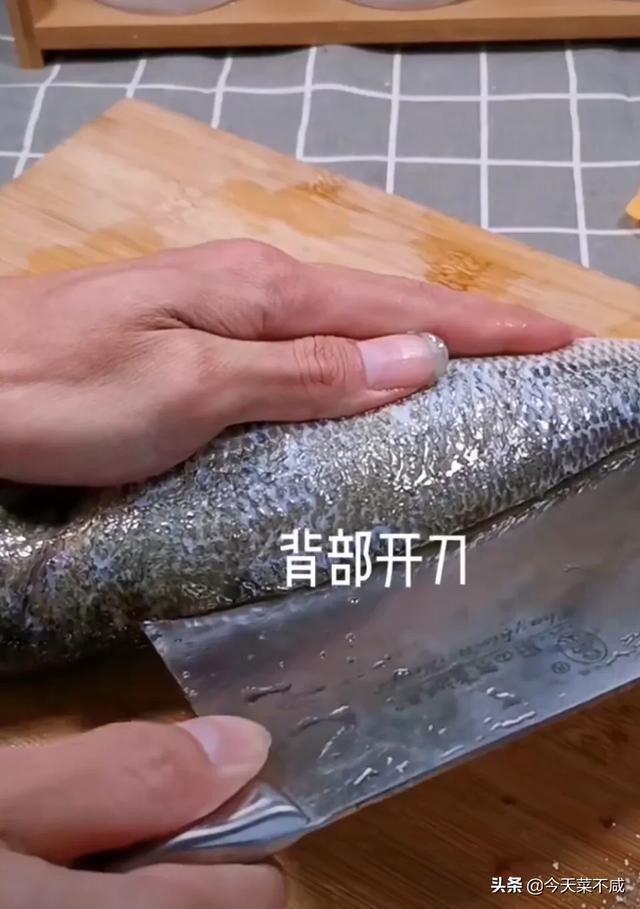 饭店的清蒸鲈鱼为啥那么好吃，什么鱼适合清蒸？比如清蒸鲈鱼怎么做才好吃？