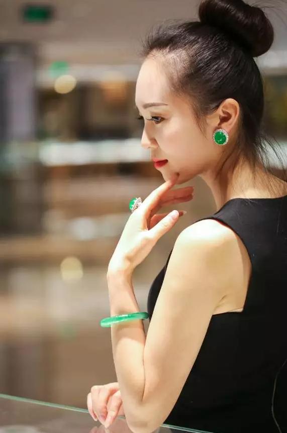 戴玉手镯会显得年龄大么?(胭脂酒杯的回答,0赞)