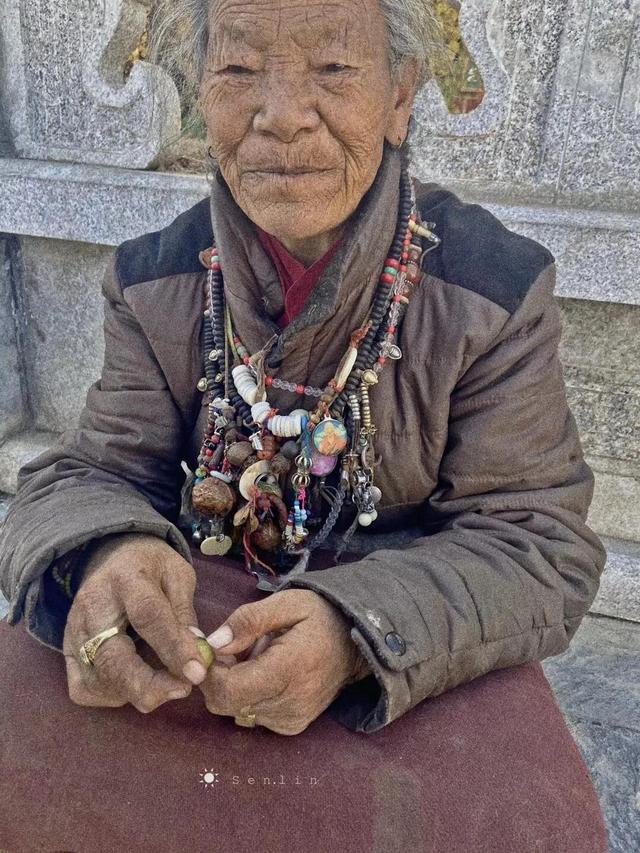 藏民手中的文玩手串为何包浆那么厚他们是如何盘玩的