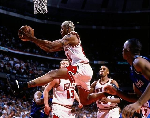 大虫罗德曼当年在公牛队场均只有5分，他为什么能和当年的乔丹皮蓬并称为三巨头？插图24