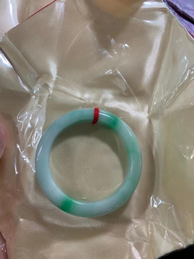 翡翠b货在灯光下的图片,长期佩戴翡翠B货会对人体有害吗？