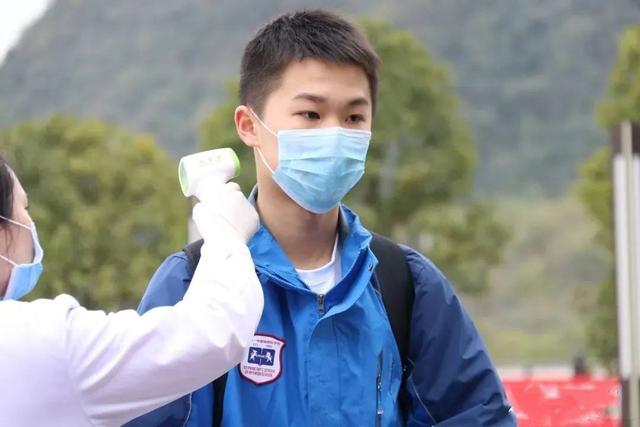 汪涵曾弄丢儿子:汪涵是真的会全国各地的方言吗？还是只是能听懂，会两句？
