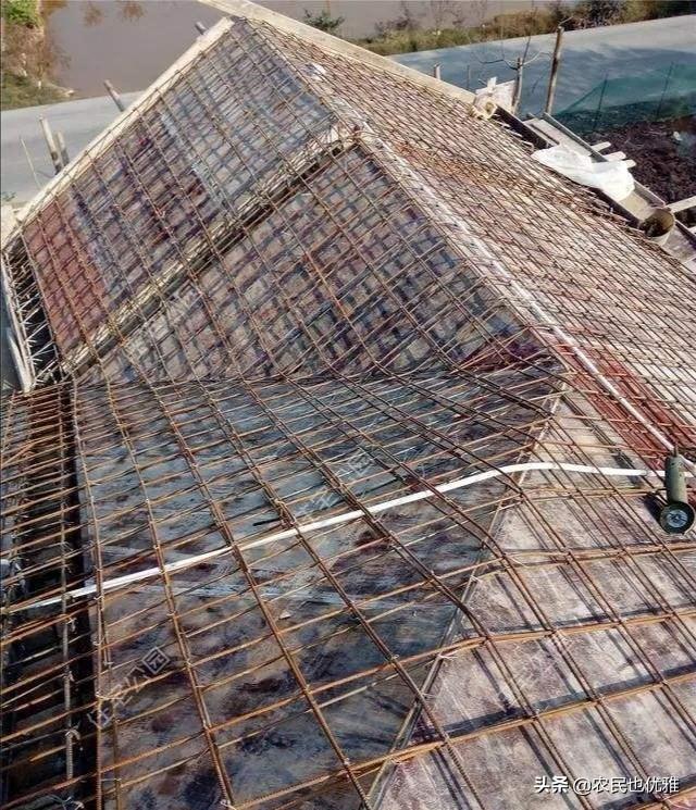 现浇坡屋顶好还是钢结构坡屋顶好