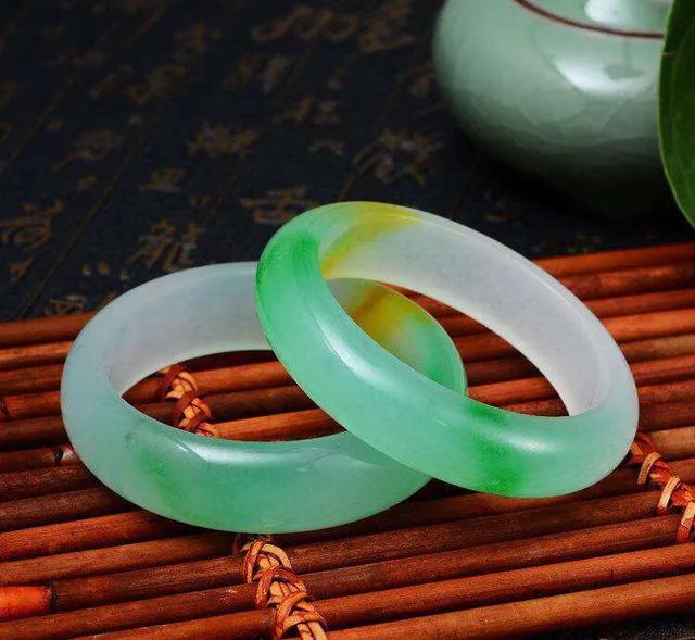 翡翠是玉石的一种吗,俗称的翡翠是真正的翡翠吗？为什么？