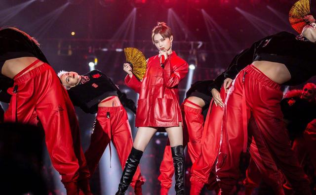 李宇春超女:曾经最受争议的超女李宇春曾轶可两人现状有何差异？