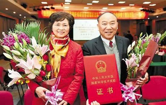 杨振宁夫妇:翁帆与杨振宁婚后，捐赠给清华近200万美元，对此大家怎么看？