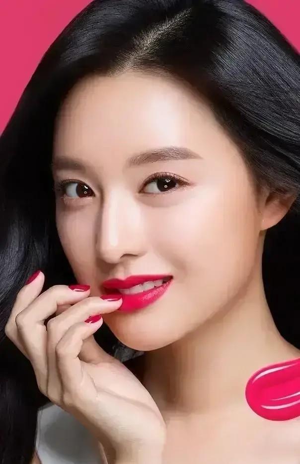 诗人,你能用一首诗形容你眼中的美人吗？