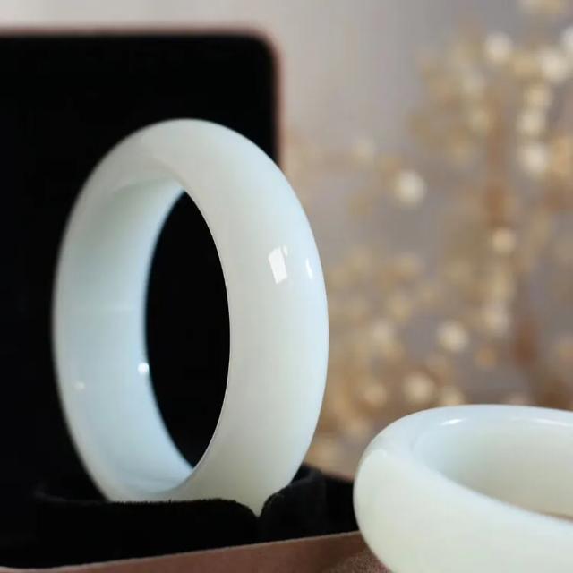 和田玉青白料手镯多少钱,正宗野牛沟白玉手镯多少钱？