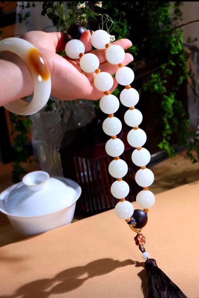 玉镯大小合适还是稍大一点好,手镯贴手好还是大一点好？