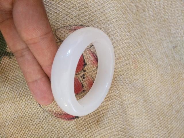 怎样挑选玉手镯的真假,买玉镯有哪些要注意的问题？