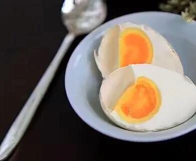 腌10斤蒜需要多少盐，腌生鸡蛋十斤鸡蛋应该放多少盐？