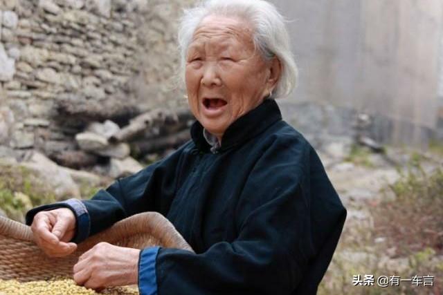 安徽阜阳医院灵异事件:安徽一男子用拖鞋暴打病床上的父亲，到底是怎么回事？