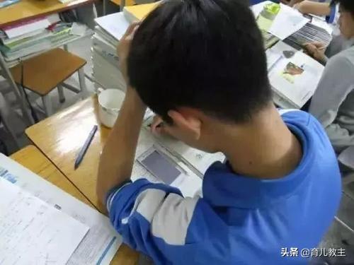 网络上课的灵异事件:你们上网课都有哪些尴尬的事情？