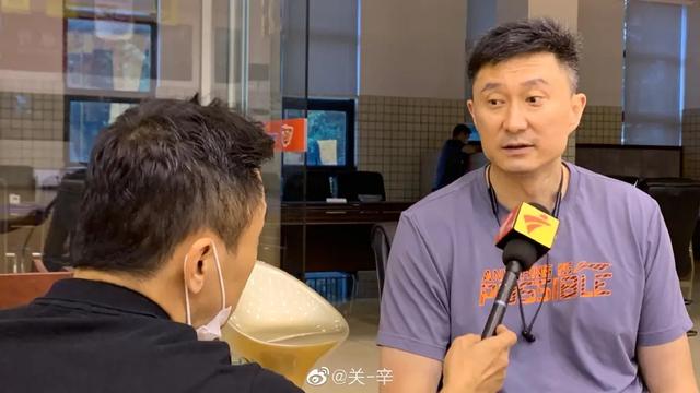 白冠噪鹛 视频:广东男篮主教练杜锋现身采访节目，他为何会一夜白头？