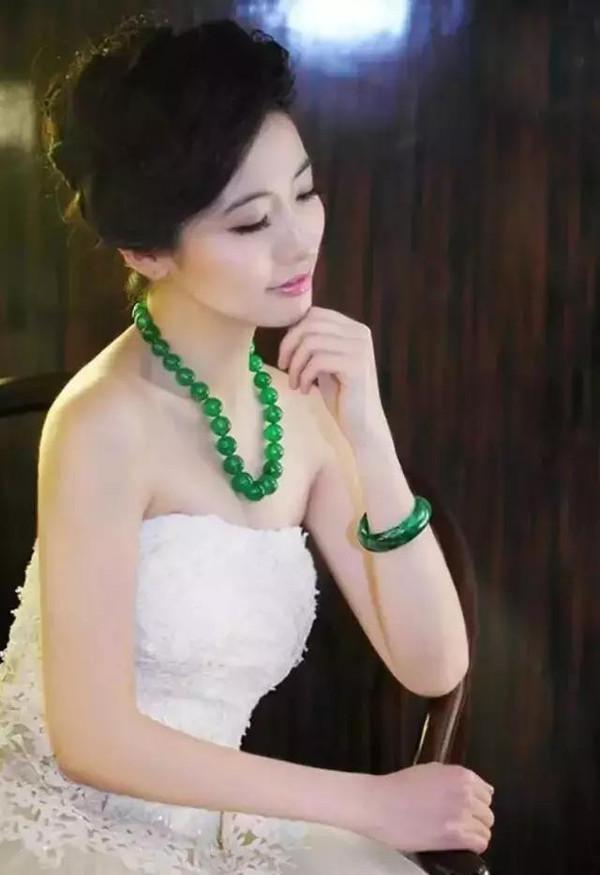 戴玉手镯会显得年龄大么?-育儿网