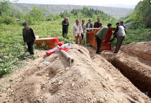 水泥坟好还是土坟好,土葬都实行几千年了，真的会污染环境吗？