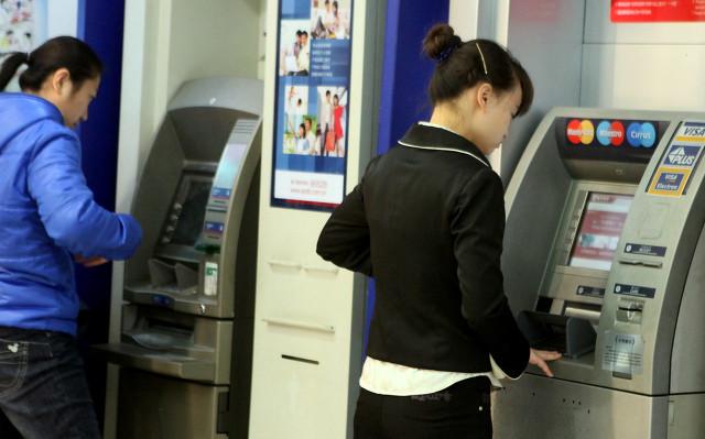 比特币ATM机安装，老人怎么在ATM机上取钱，老人社保卡怎么取钱