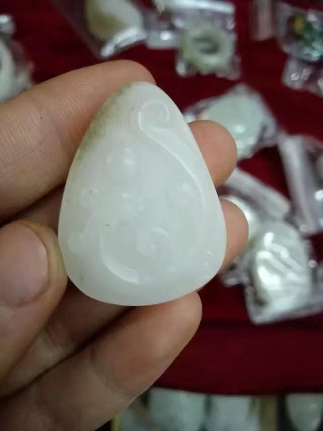 白色玉石原石,和田玉颜色又白又干，就一定是俄料吗？