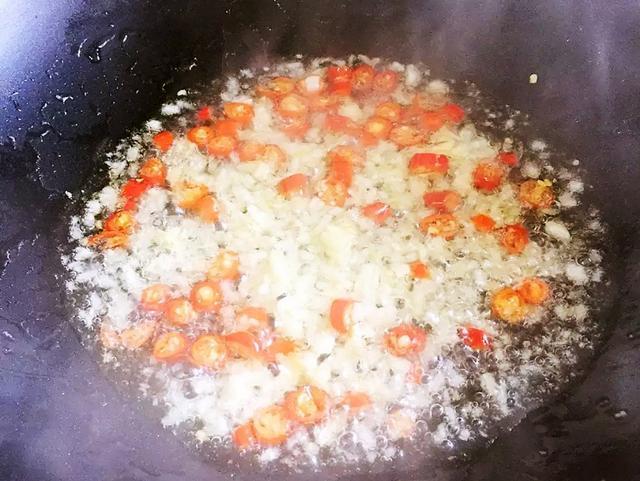 家常凉拌木耳的做法,凉拌木耳怎样做？放什么料？