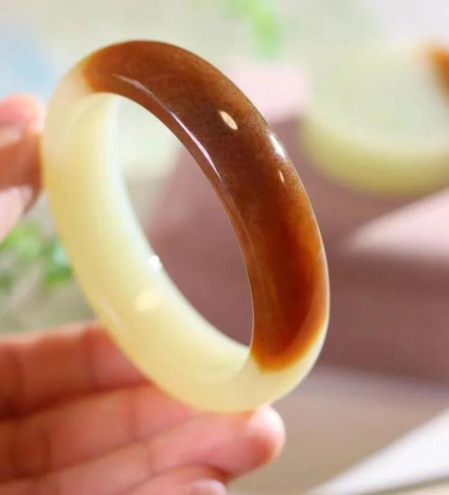 玉镯大小合适还是稍大一点好,手镯贴手好还是大一点好？