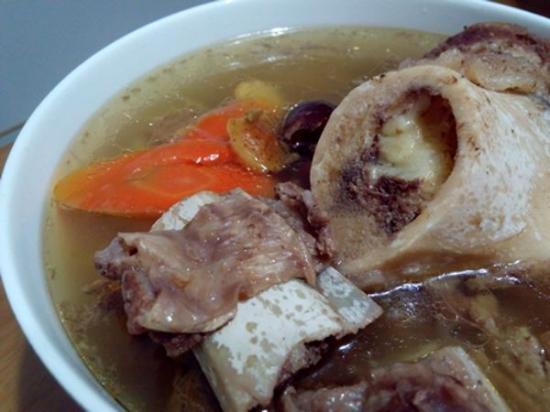 牛骨头汤的做法和配料，牛骨汤怎么熬才会出味呢哪个部位最有牛味