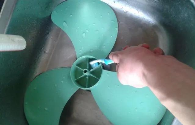 艾美特电风扇怎么拆下来清洗(教你如何清洗电风扇的方法)(11)