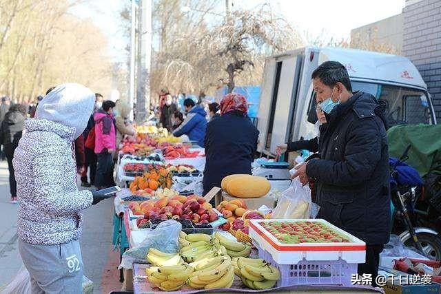 摆地摊违法吗:老师课余时间摆地摊违法吗