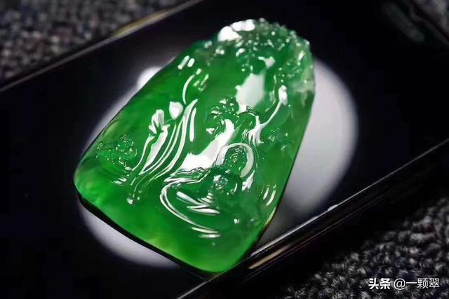 翡翠果冻底是哪个级别,刘晓庆的翡翠到底是什么档次，大家知道么？