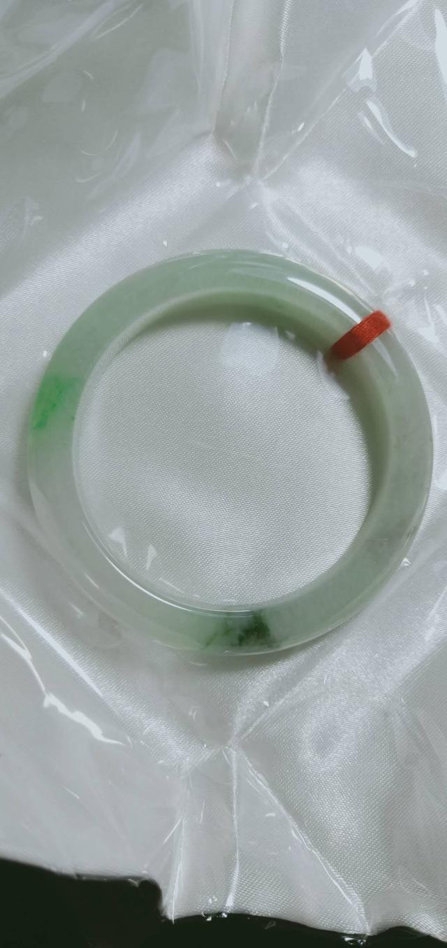 几百元的缅甸玉手镯是真的吗,三千元能买到一支真的翡翠手镯吗？