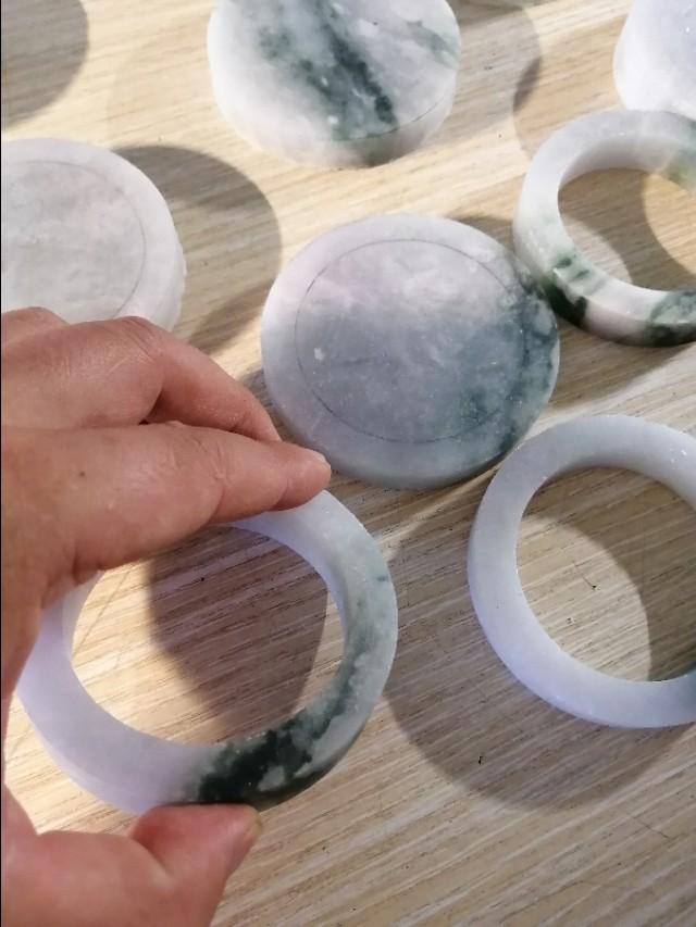 6000元春带彩手镯,想买个玉镯，预算1W左右，推荐啥品牌呢？