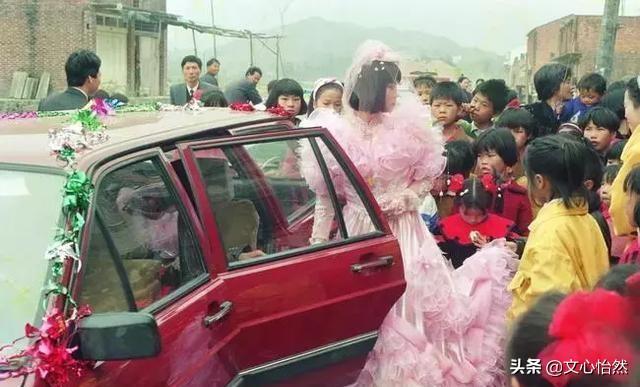 男女靠着车打野战,对于床车自驾游你怎么看？