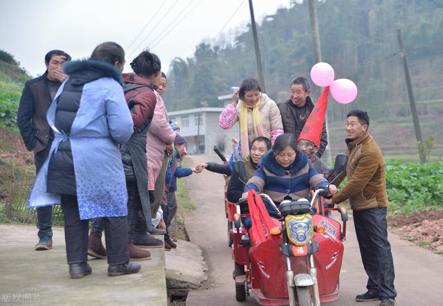 闹伴娘事件:闹洞房：广东佛山婚闹，伴娘被压床上猥亵，需要严惩吗？