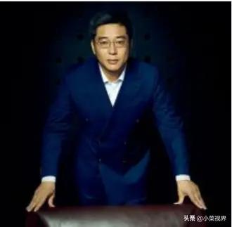 客观评价一下谁是目前最受欢迎且较为专业的足球解说员？