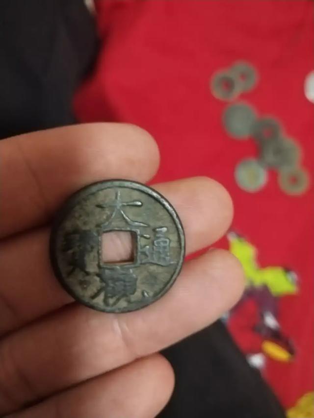 古滇国环纹货贝:这有几个不认识的古币。有没有懂得帮忙看下。谢谢