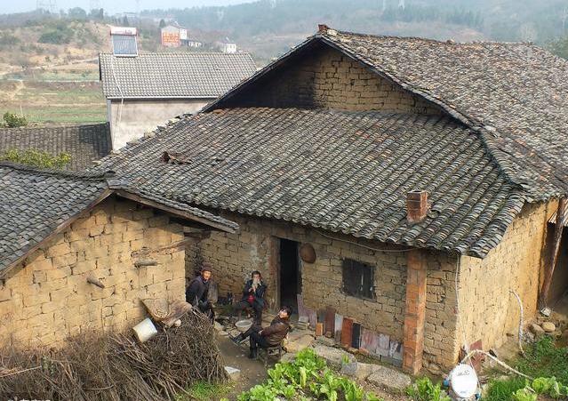 头条问答 - 偏远的农村,破旧的瓦房,无车,这样的条件你们会嫁吗?